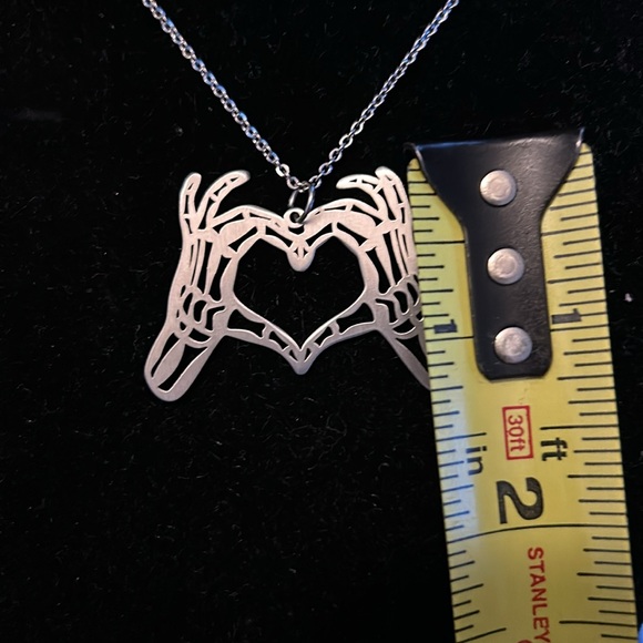 Skeleton hands pendant - Picture 3 of 5